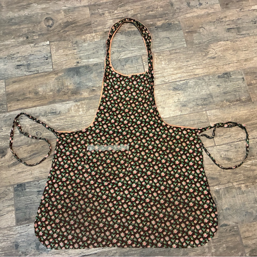Adult floral apron with pocket